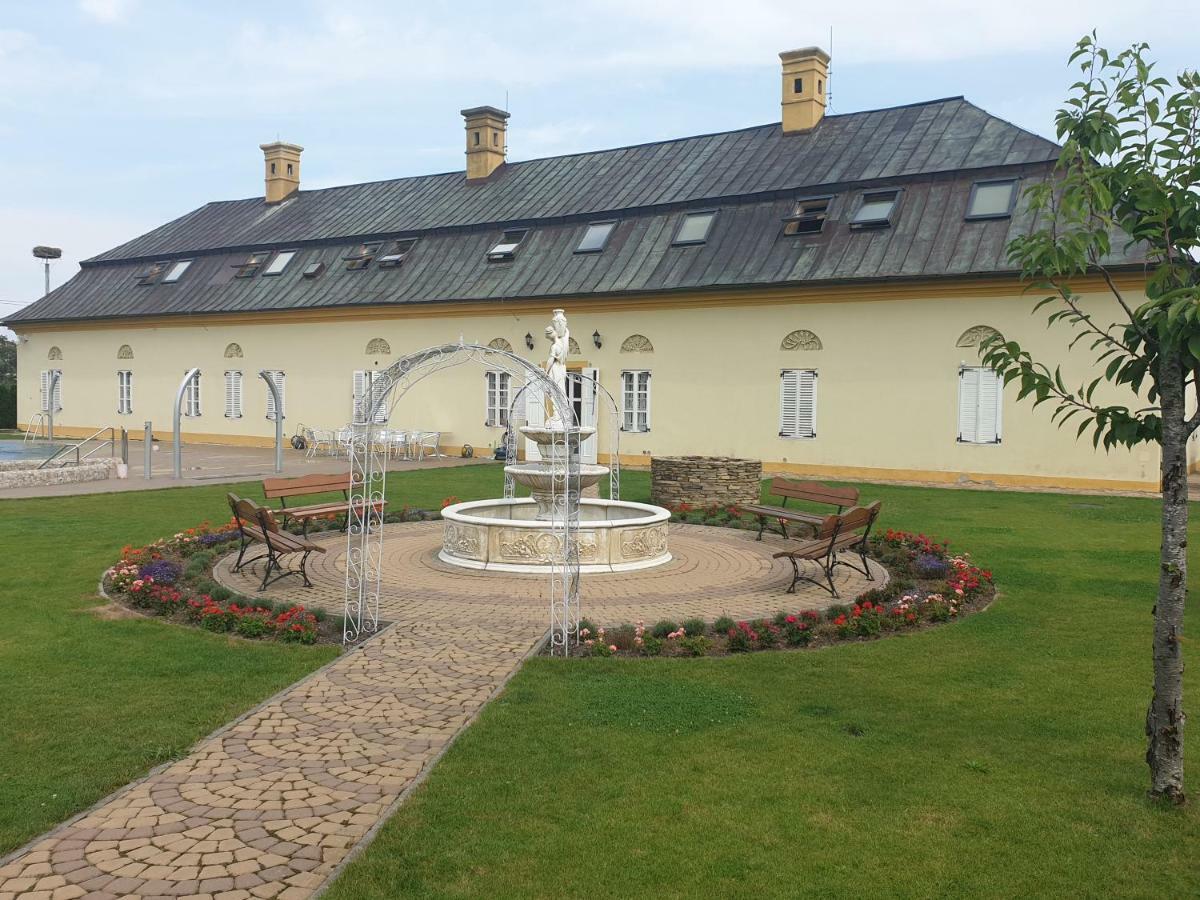 Hotel Majerovsky Kastiel Vranov nad Toplou Exteriér fotografie